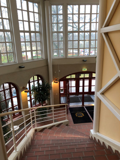 Välkomnande entré Folke Bernadottes Väg 445